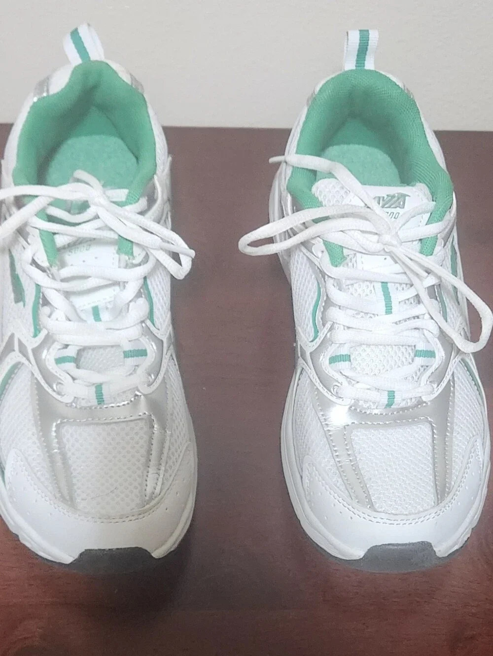 Avia Women's White & Mint Athletic 5000 Sneakers Size 8